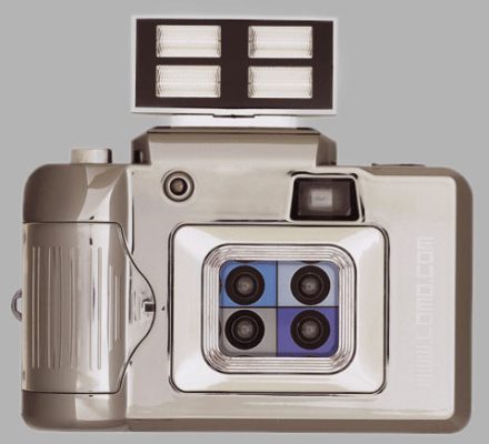 kamera mit blitz vier linsen in silber
